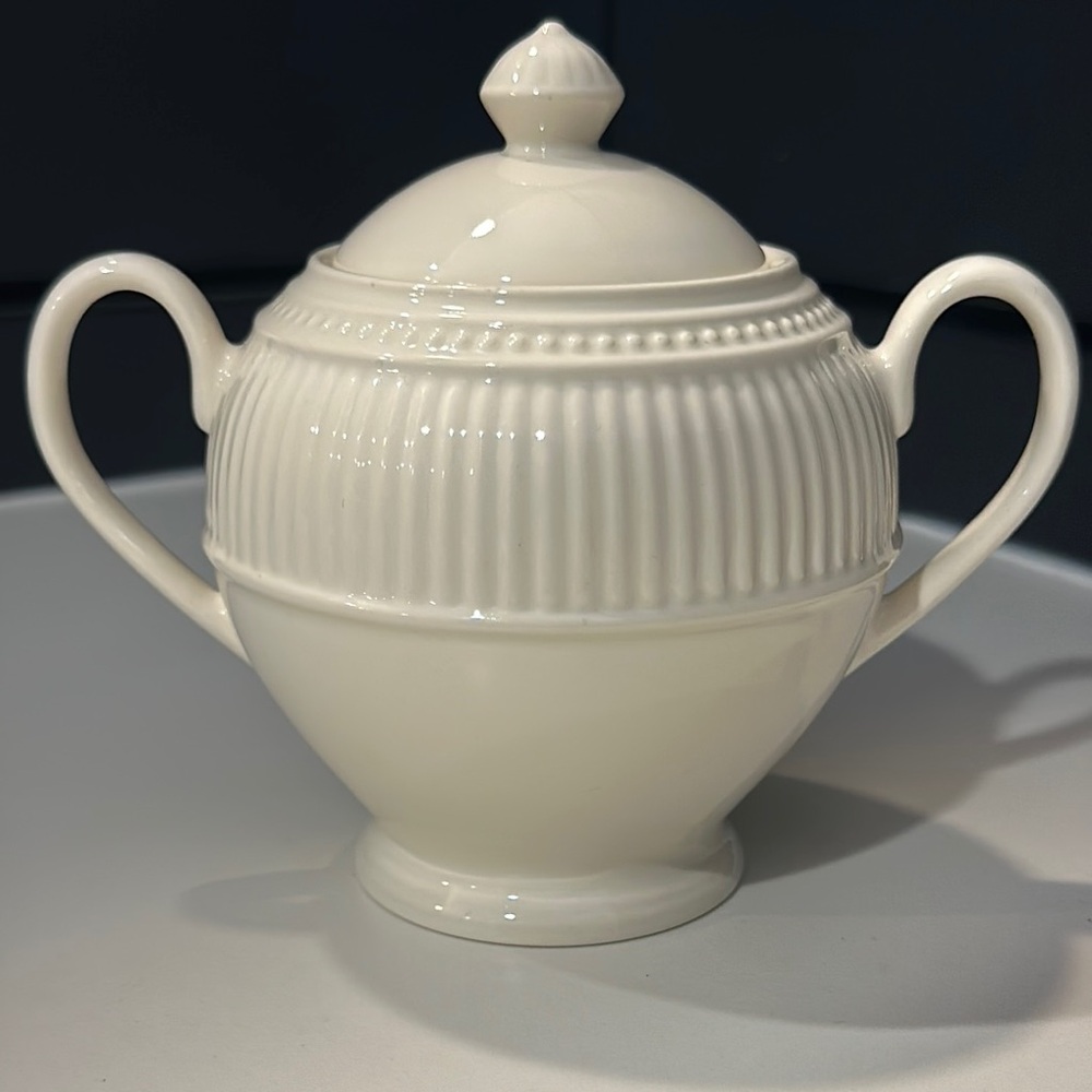 Wedgwood Windsor lidded sugar bowl
